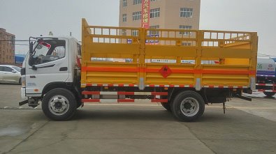 程力威牌CLW5120TQPB5型氣瓶運(yùn)輸車