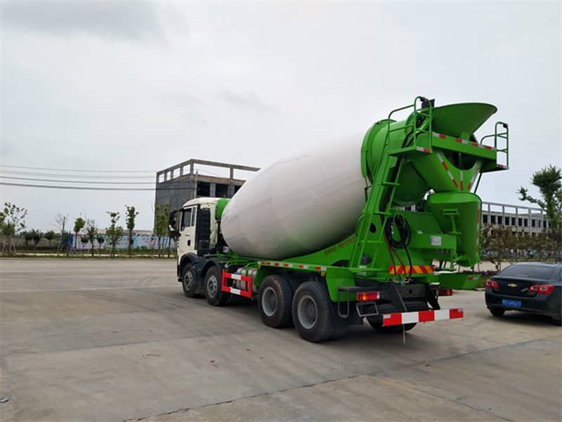 重汽12方輕量化混凝土攪拌車