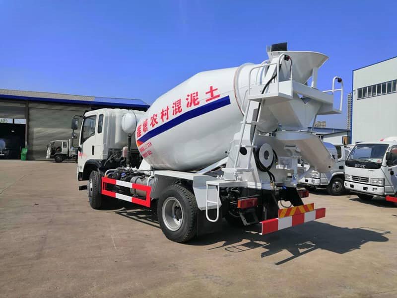 大運(yùn)運(yùn)途小型水泥攪拌車工作中的戰(zhàn)斗機(jī)