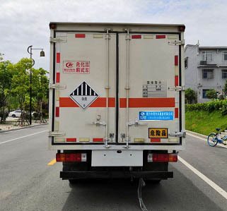 程力威牌CLW5040XZWC6雜項(xiàng)危險(xiǎn)物品廂式運(yùn)輸車