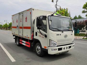 程力威牌CLW5040XZWC6雜項(xiàng)危險(xiǎn)物品廂式運(yùn)輸車