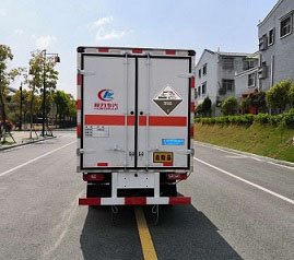 程力威牌CLW5040XFWSH6腐蝕性物品廂式運(yùn)輸車(chē)
