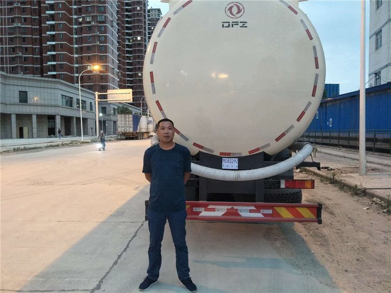 東風(fēng)天龍前四后八40立方散裝水泥車