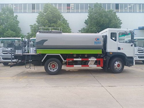 東風(fēng)多利卡原裝底盤灑水車