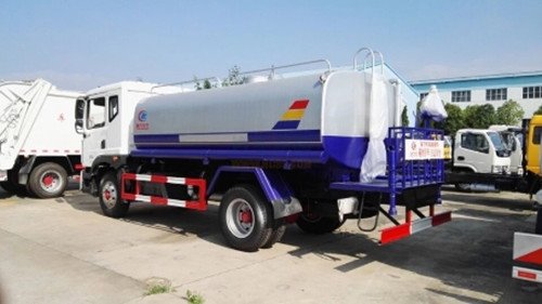程力專汽東風(fēng)D9新款駕駛室噴霧灑水車
