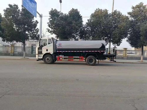 一汽解放多功能環(huán)衛(wèi)綠化噴霧灑水車