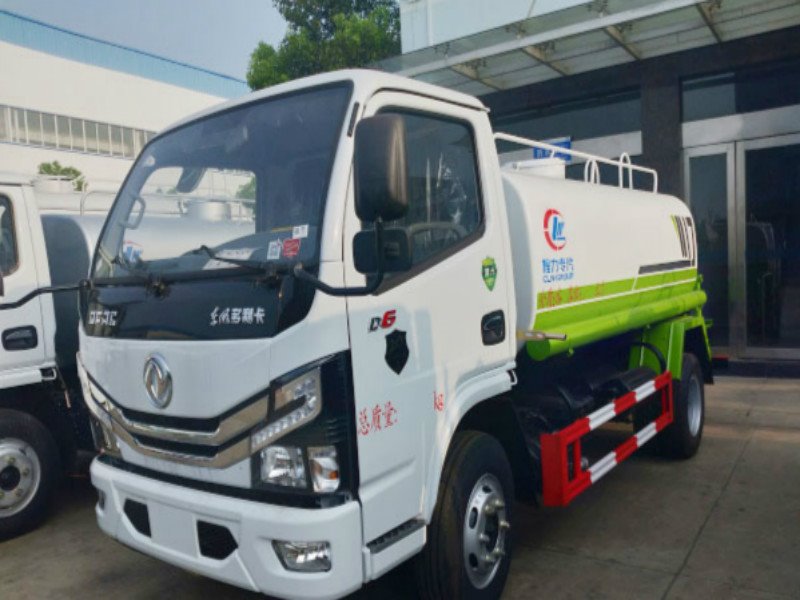 灑水車(chē)陷住了如何自救東風(fēng)多利卡9.35方灑水車(chē)