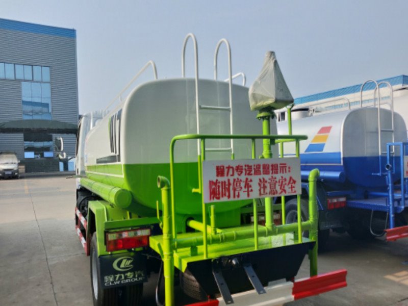 灑水車(chē)陷住了如何自救東風(fēng)多利卡9.35方灑水車(chē)