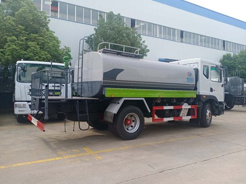 東風(fēng)多利卡原裝底盤灑水車