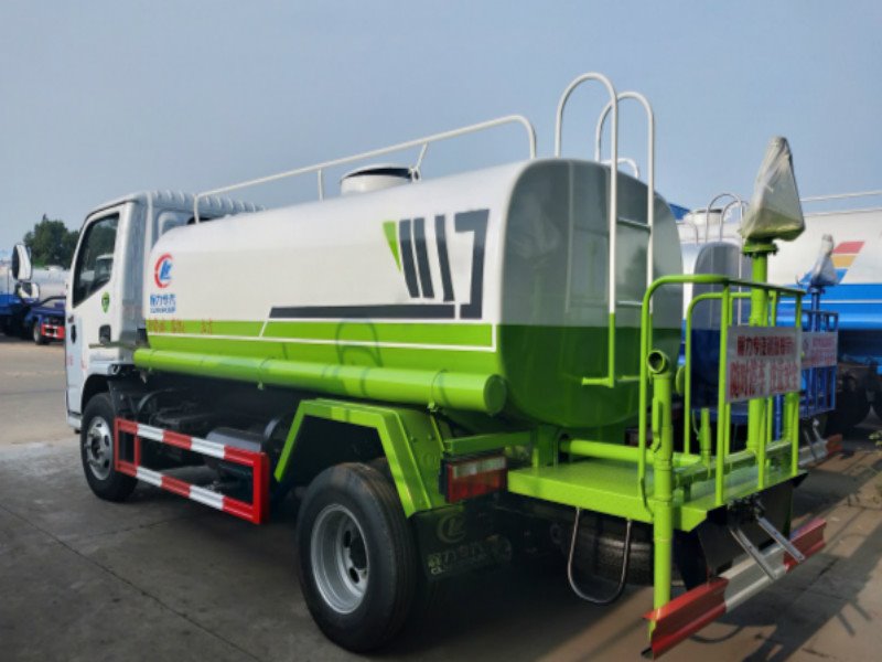 灑水車(chē)陷住了如何自救東風(fēng)多利卡9.35方灑水車(chē)