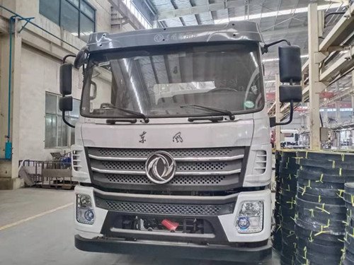 東風(fēng)專用底盤(pán)后雙橋20噸灑水車 專用泵灑水車