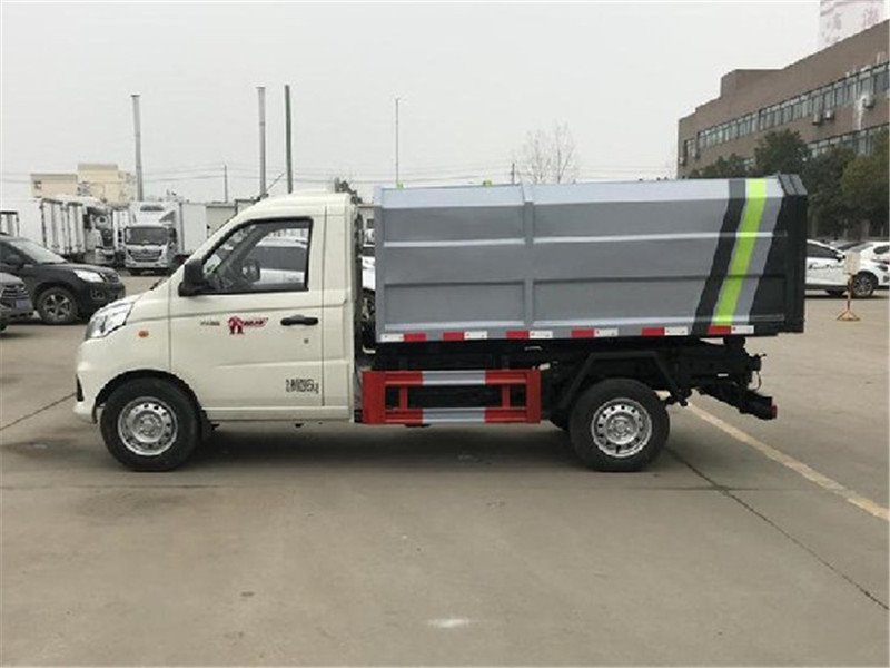 小型掛桶式垃圾車作業(yè)方法