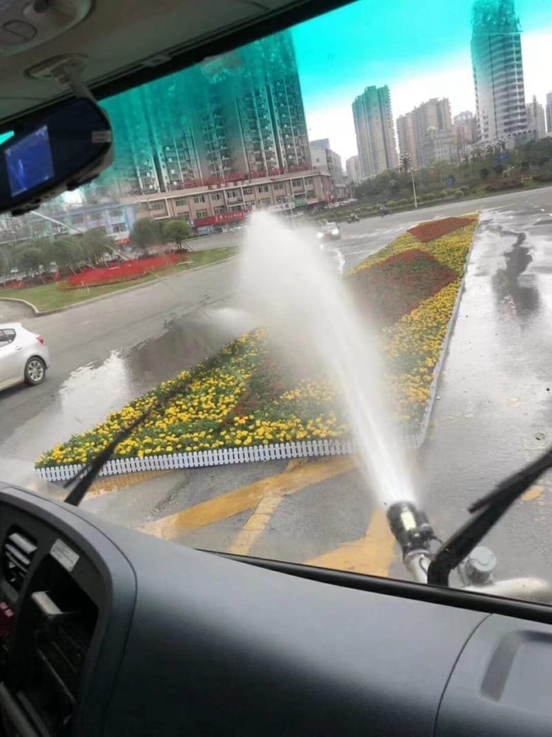 灑水車自動灑水炮廠家報價一個多少錢？