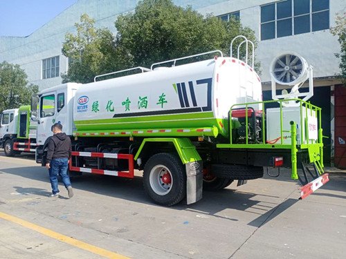 東風(fēng)多利卡多功能園林綠化灑水車(chē)價(jià)錢(qián)多少豪華行的配置功能灑水車(chē)