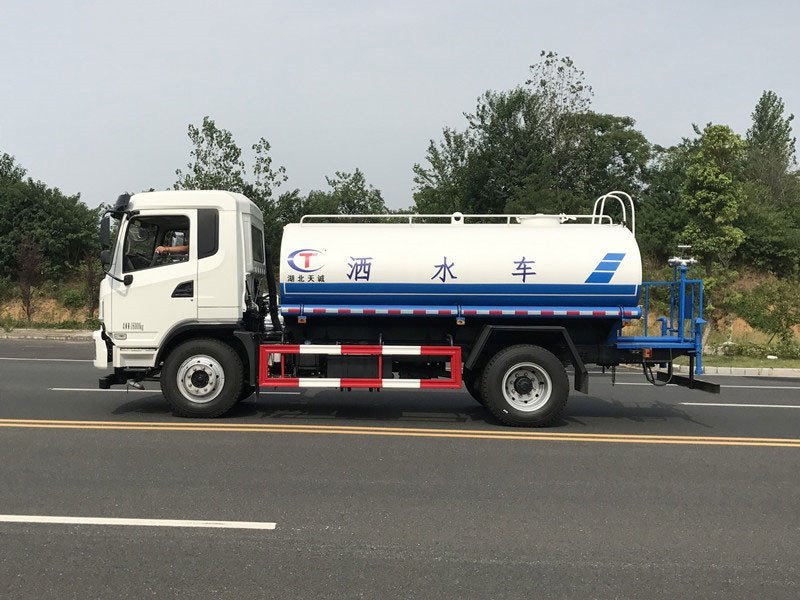 大運(yùn)灑水車夏季正確使用方法