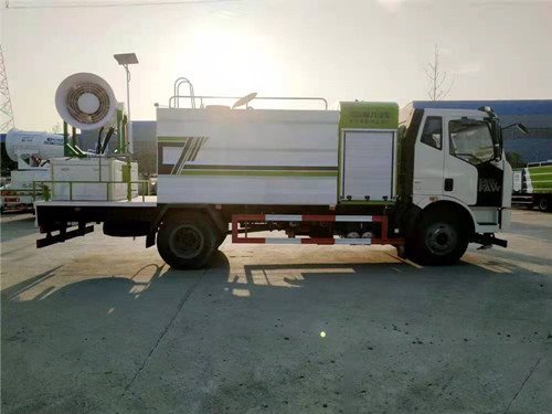 湖北程力一汽解放抑塵車是一種雙發(fā)動機雙水泵抑塵車