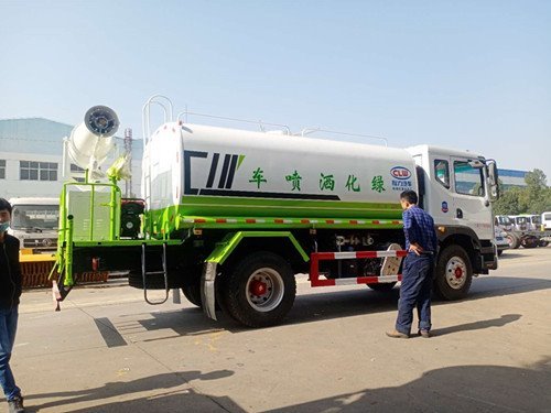 東風(fēng)多利卡多功能園林綠化灑水車(chē)價(jià)錢(qián)多少豪華行的配置功能灑水車(chē)