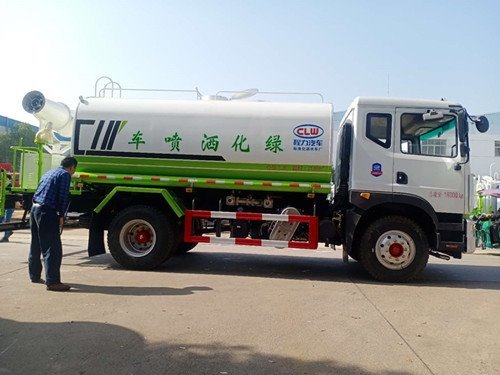 東風(fēng)多利卡多功能園林綠化灑水車(chē)價(jià)錢(qián)多少豪華行的配置功能灑水車(chē)