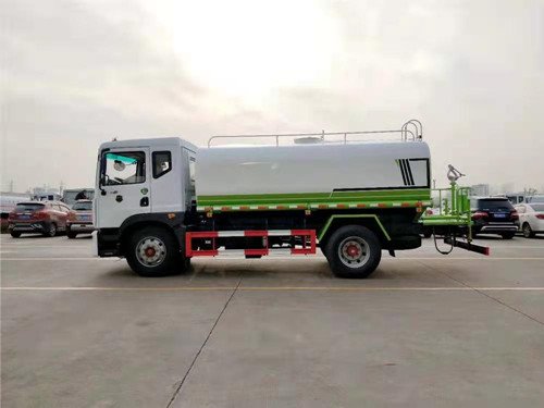 東風多利卡D9國六多功能環(huán)衛(wèi)噴霧灑水車