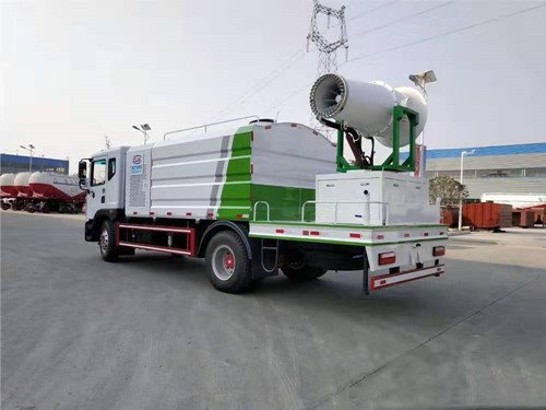 東風多利卡抑塵車多功能環(huán)衛(wèi)噴霧抑塵車