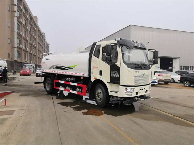 解放國六環(huán)衛(wèi)灑水車發(fā)往濟南
