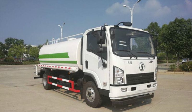 陜汽軒德5方灑水車市區(qū)環(huán)衛(wèi)車輛的首選
