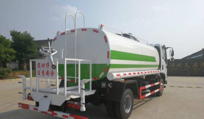 陜汽軒德5方灑水車市區(qū)環(huán)衛(wèi)車輛的首選