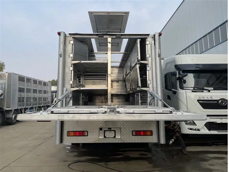 7.8米福田歐航運(yùn)豬車廠家
