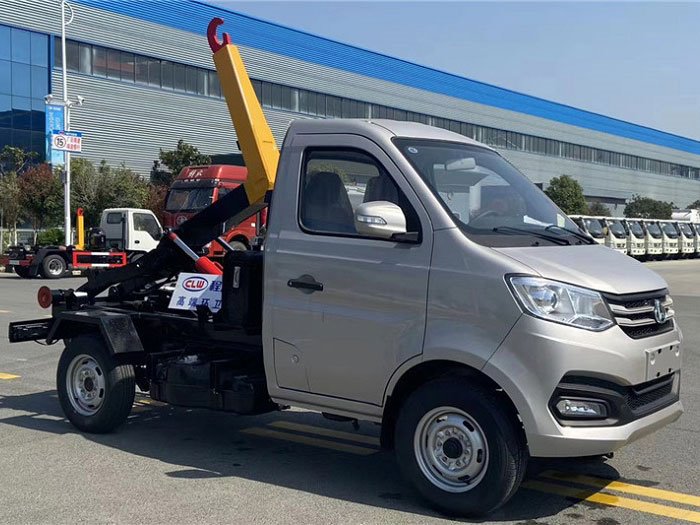 國六汽油藍(lán)牌長安2-3方勾臂垃圾車