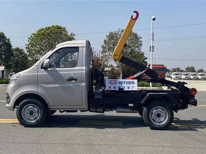 國六汽油藍(lán)牌長安2-3方勾臂垃圾車