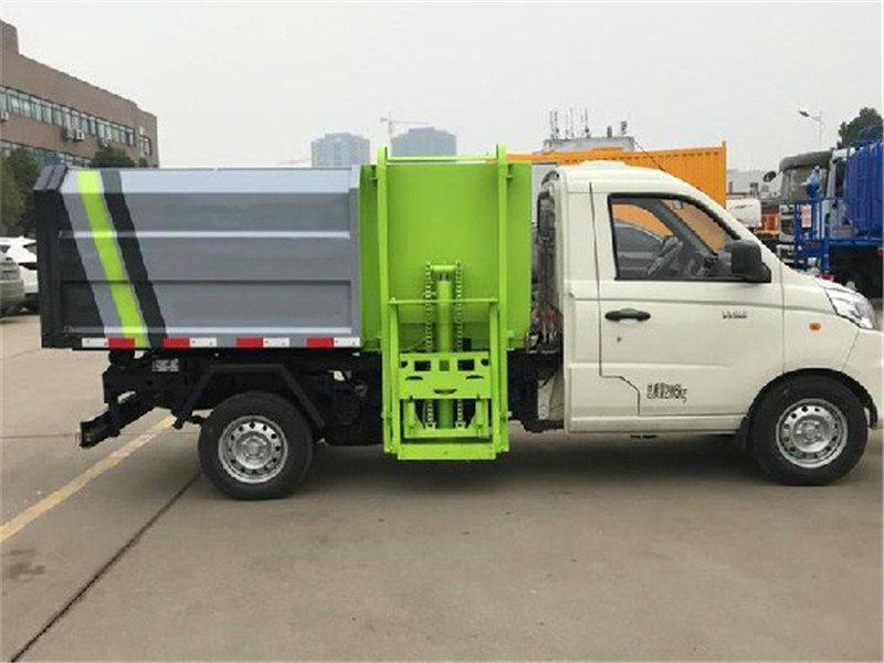 小型掛桶式垃圾車作業(yè)方法