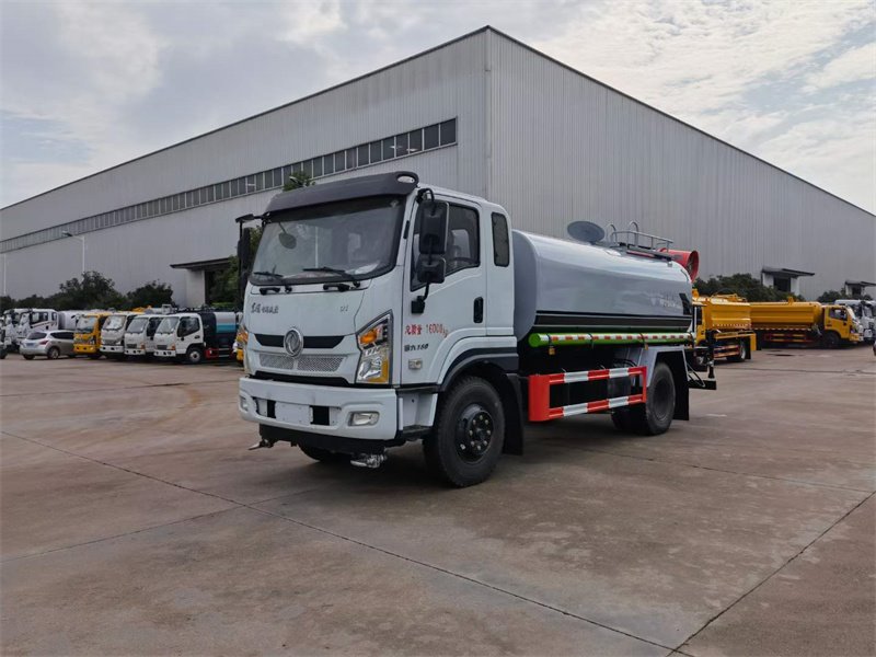 東風(fēng)專底12立方灑水車(chē)發(fā)車(chē)中