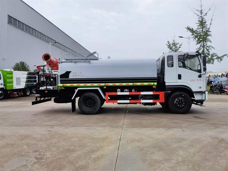 東風(fēng)專底12立方灑水車(chē)發(fā)車(chē)中