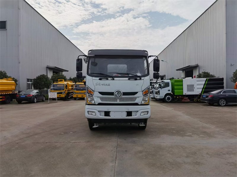 東風(fēng)專底12立方灑水車(chē)發(fā)車(chē)中