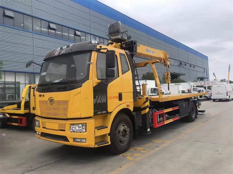 8噸解放帶吊清障車240馬力