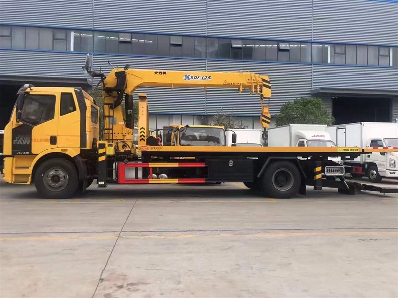 8噸解放帶吊清障車240馬力