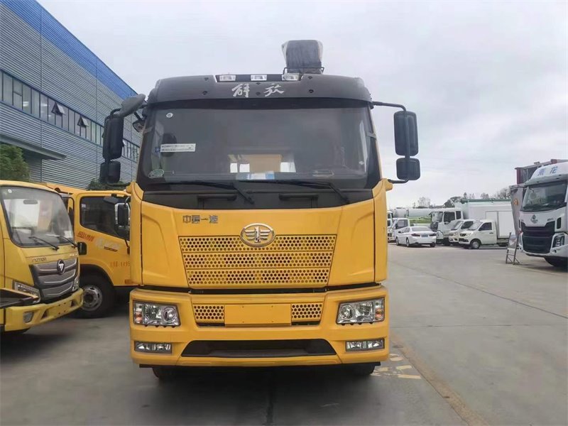 8噸解放帶吊清障車240馬力