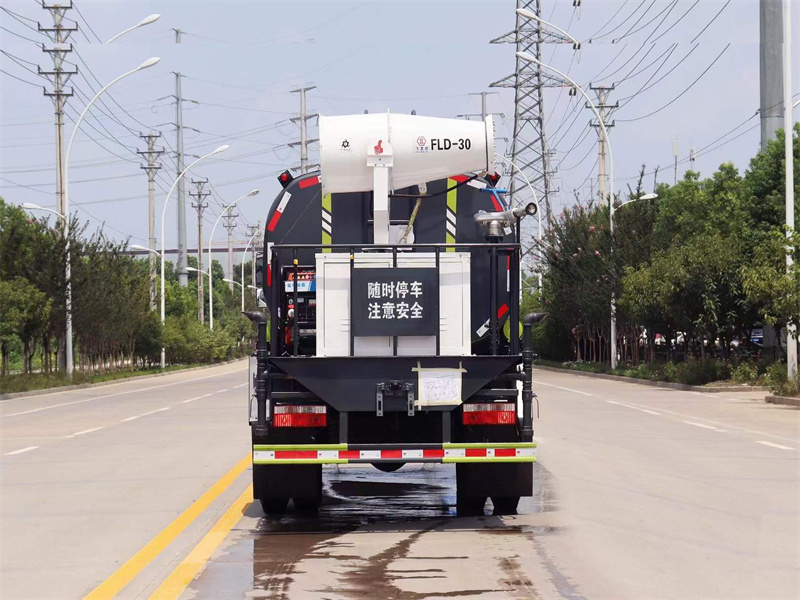 8噸環(huán)衛(wèi)灑水車購買技巧