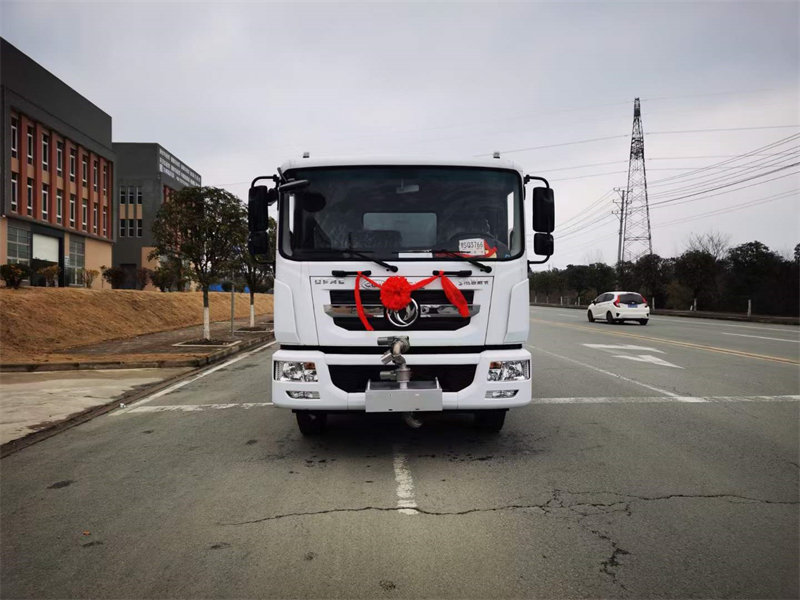 12方東風(fēng)D9灑水車165馬力
