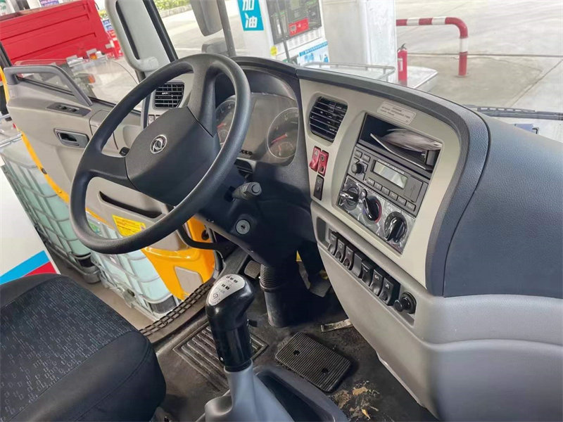 東風(fēng)天錦一拖二清障車發(fā)車