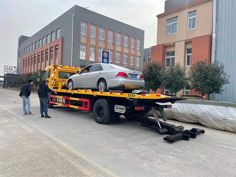 東風(fēng)天錦一拖二清障車發(fā)車