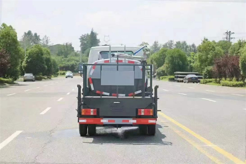 凱馬藍(lán)牌灑水車熱銷中