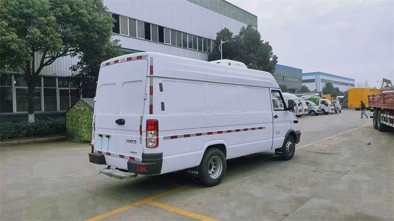 國六依維柯長軸面包冷藏車