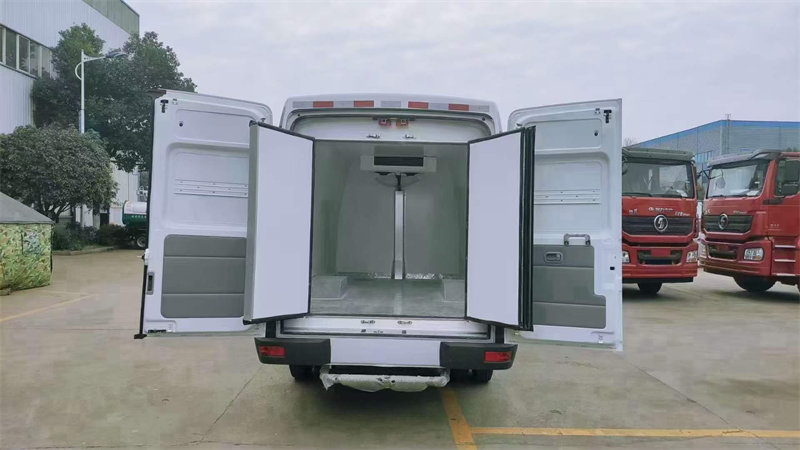 國六依維柯長軸面包冷藏車