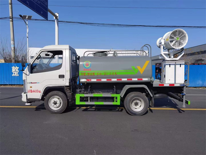 解放藍(lán)牌灑水車帶霧炮
