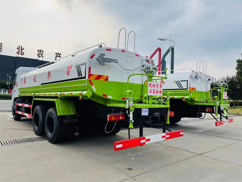 東風(fēng)專底23立方米灑水車發(fā)車