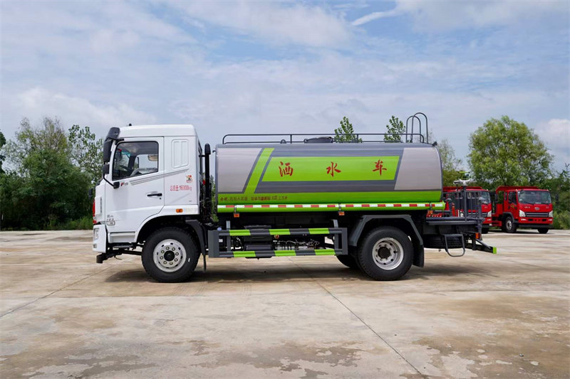 東風(fēng)華神12方灑水車現(xiàn)車