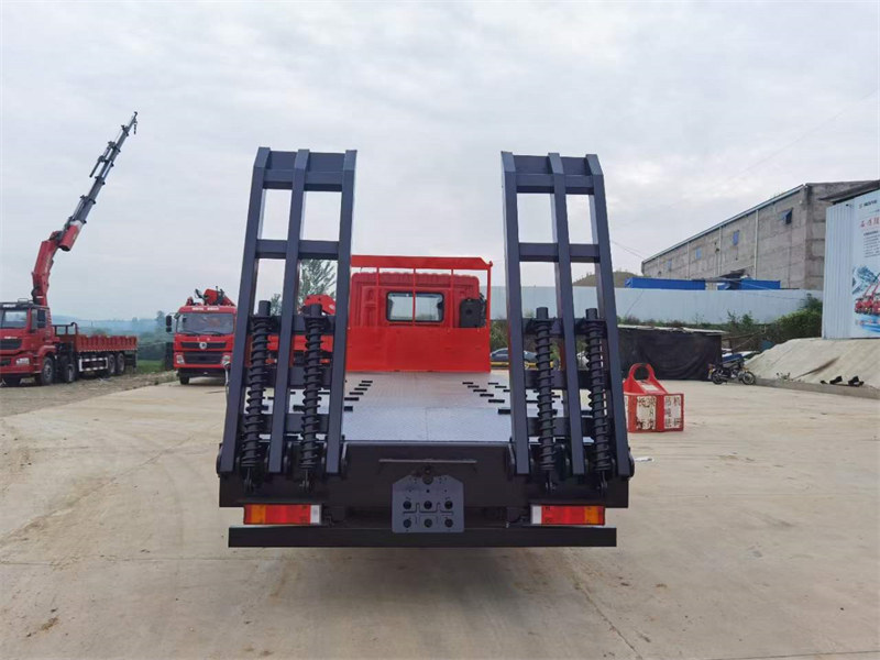 國六T5后八輪平板車現(xiàn)車
