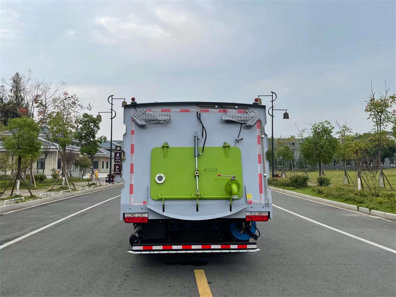 國(guó)六路面洗掃車生產(chǎn)廠家