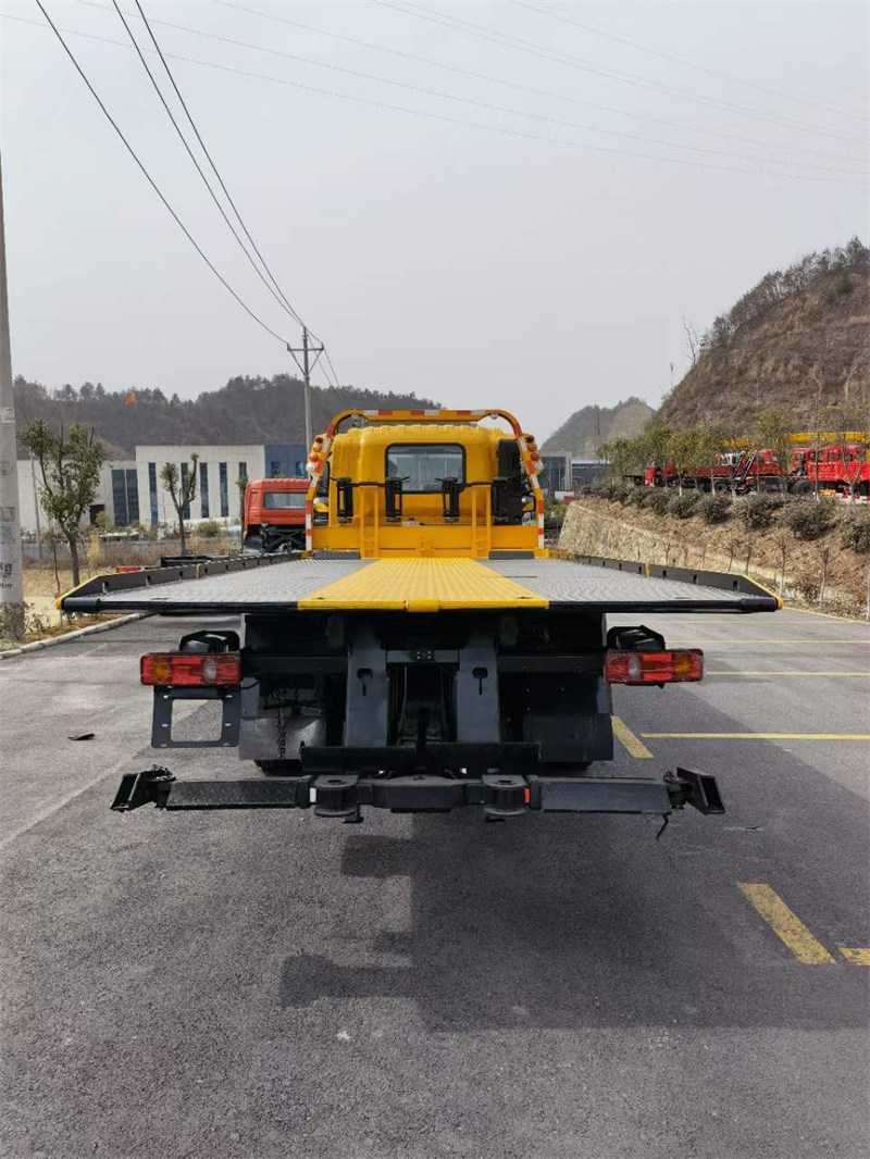 大運(yùn)14T清障車(chē)底盤(pán)扎實(shí)